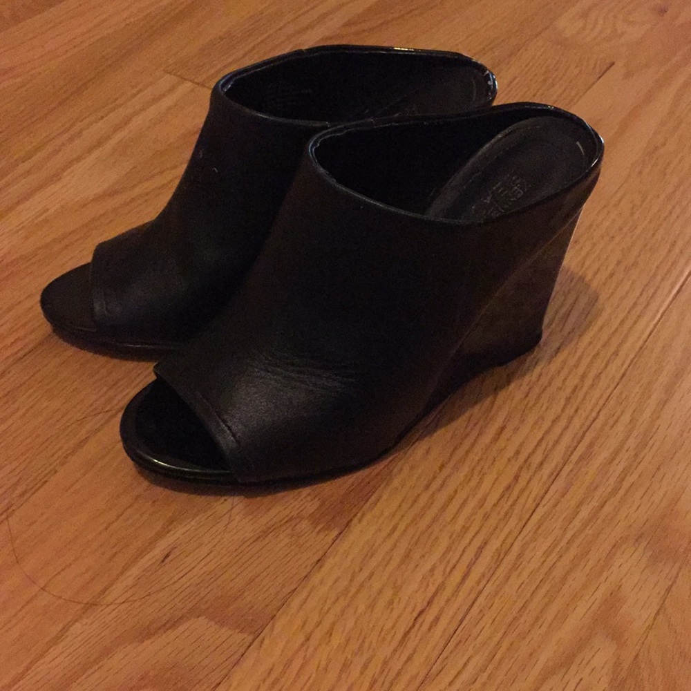 Kenneth Cole Black Mules